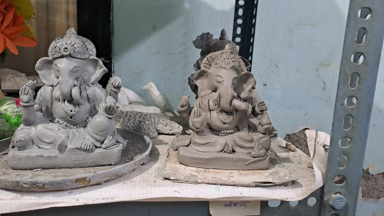 Made by Paryavaran dakshata mandal. The moorti on the right is the punaravartan clay. It is more oily and that's reason for the change in colour