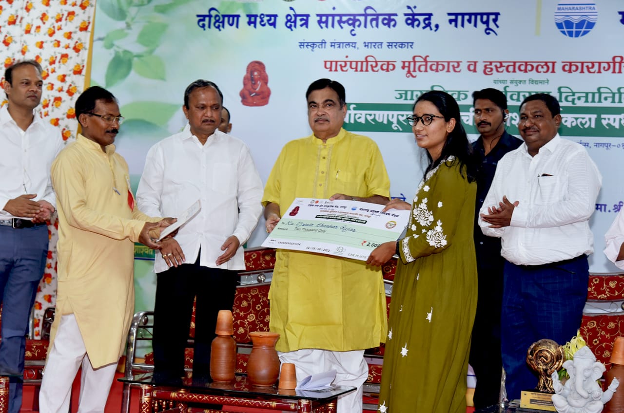 Sri Nitin Gadkari presenting awards at the Murti Kala Pradarshini in 2022 