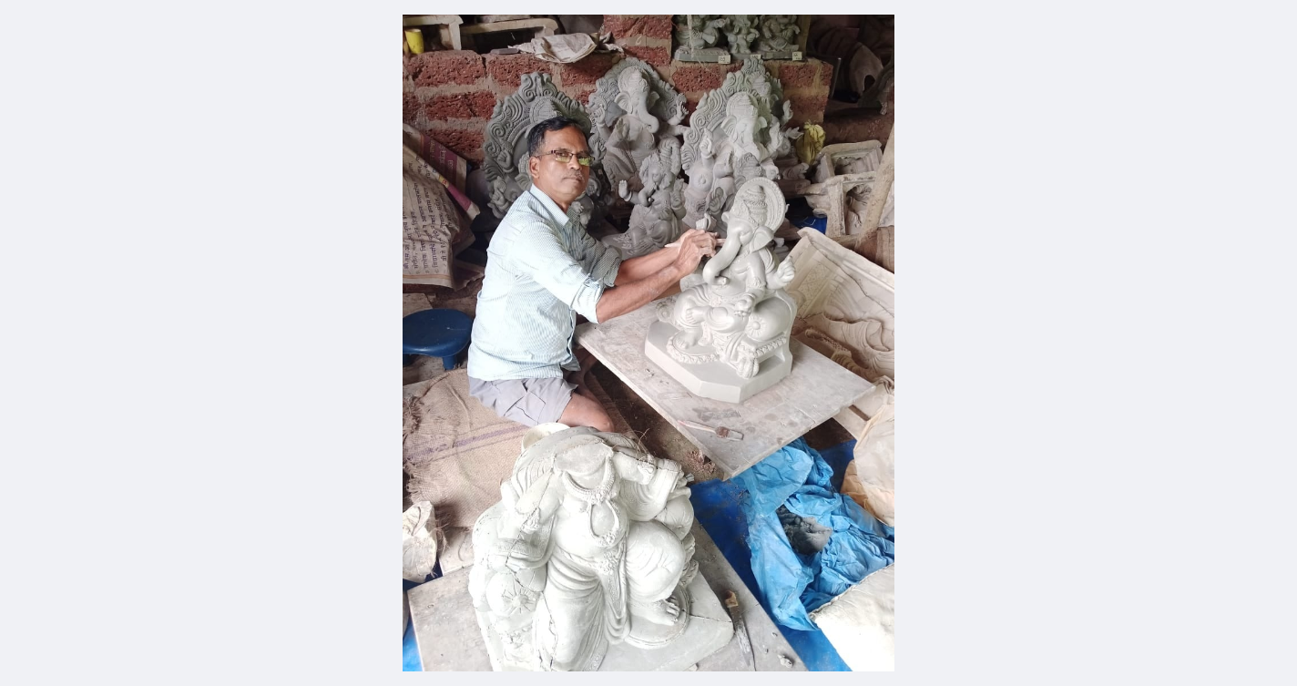 Artisan Vasant kumbhar