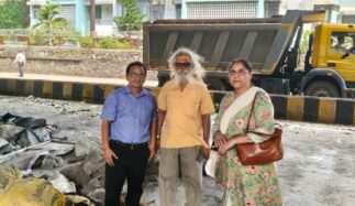 Artisan Sri Kadu picking up clay for reuse
